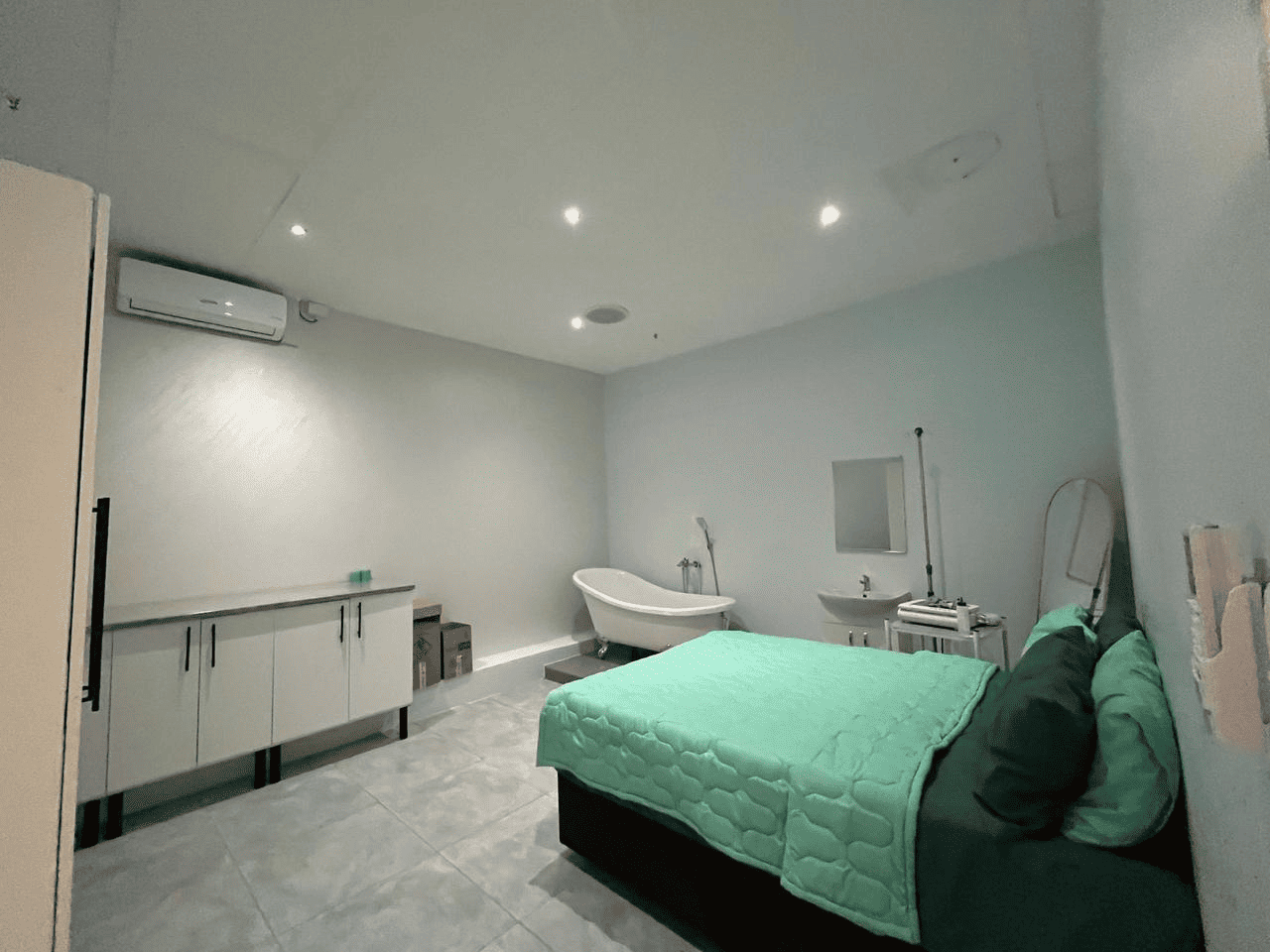 Phoenix Health Care birthing room with turquoise bedding and private bath